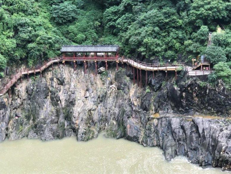 悬崖小屋逃生